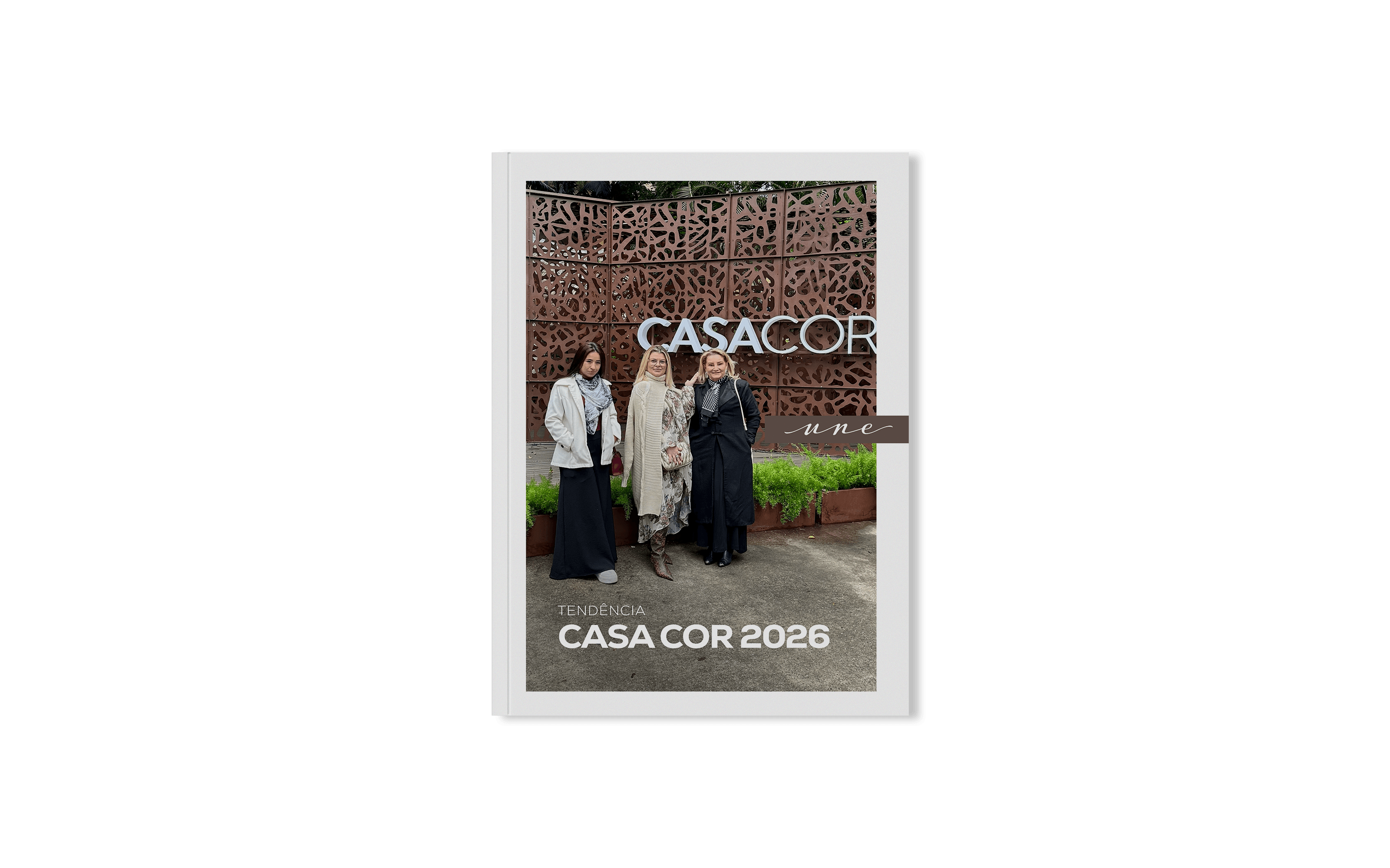 Equipe UNE na entrada da CASACOR 2026