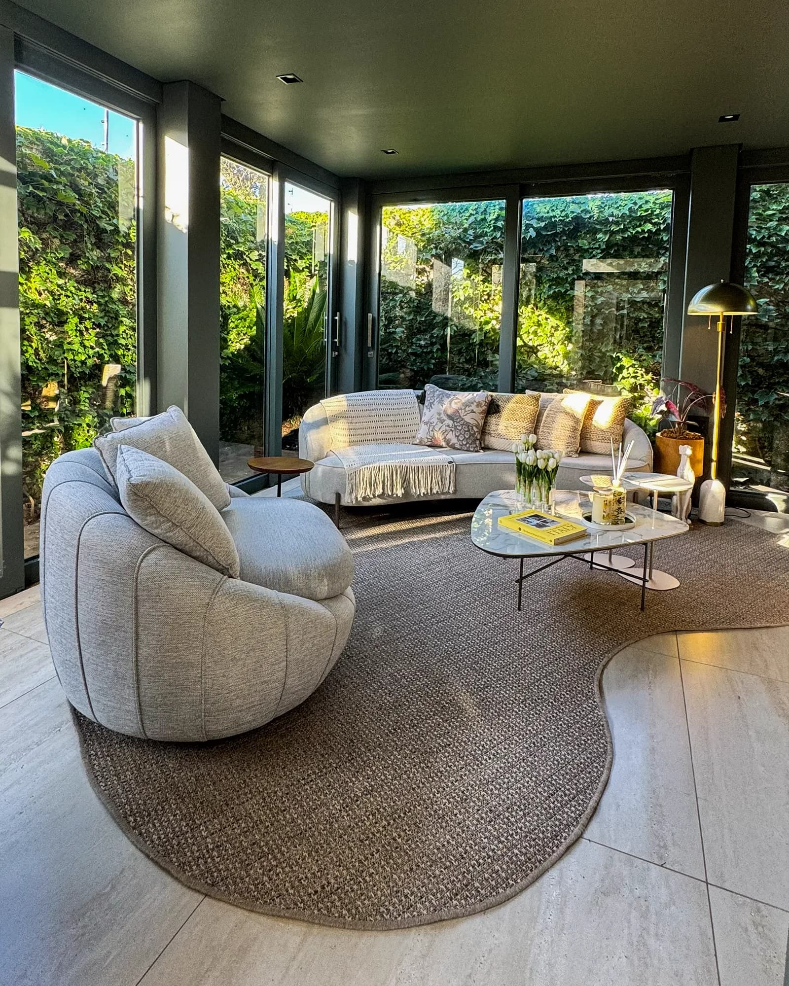Galeria do Jardim — ambiente com poltrona que define a identidade do espaço