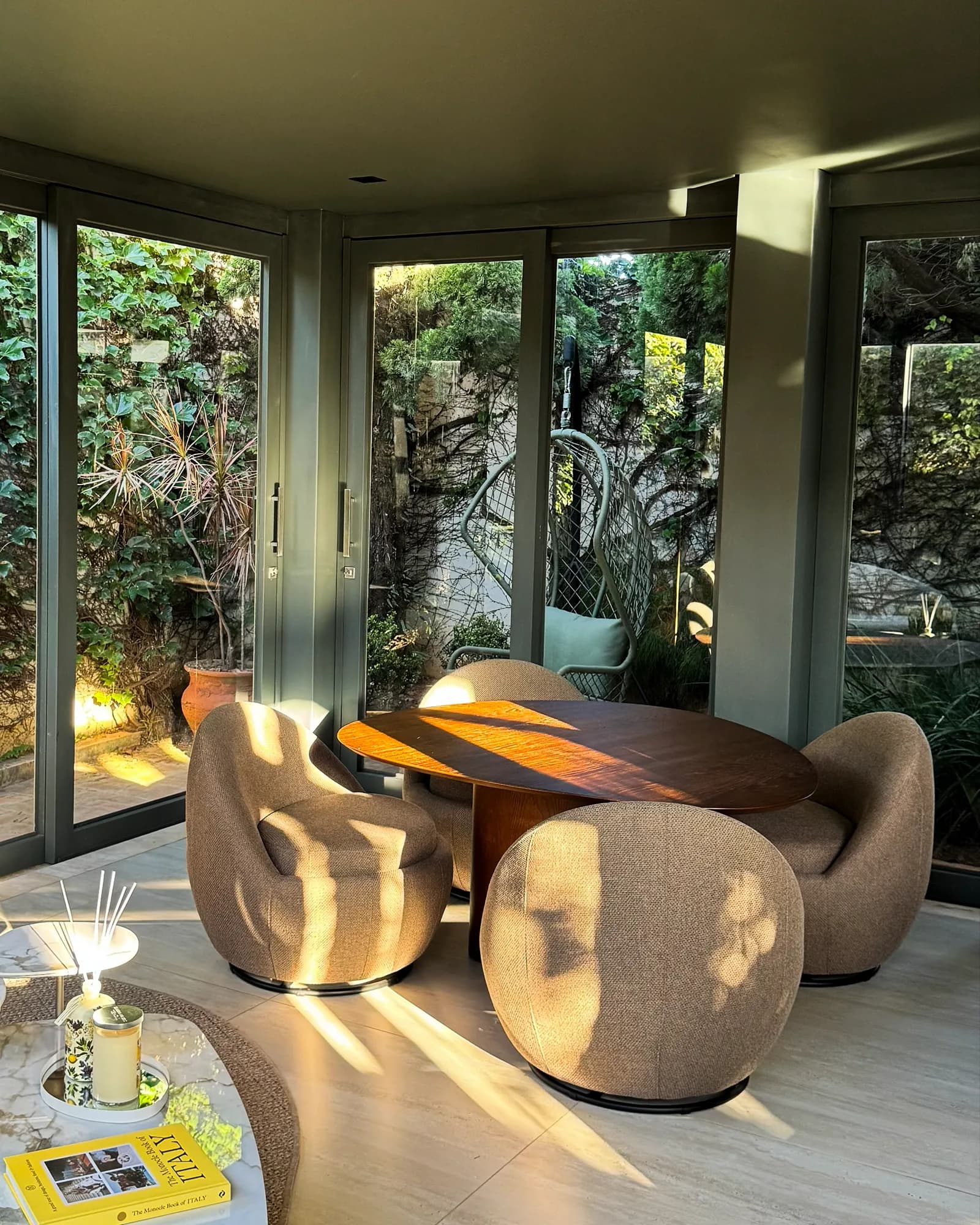 Galeria do Jardim — integração entre sala, mesa de convivência e o jardim